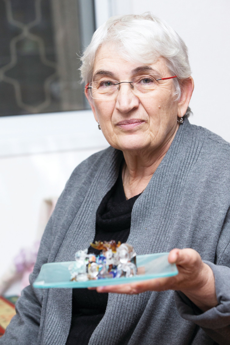 רבקה חמדני ואוסף חיות הקריסטל. צילום: איתן וכסמן רבקה חמדני ואוסף חיות הקריסטל. צילום: איתן וכסמן