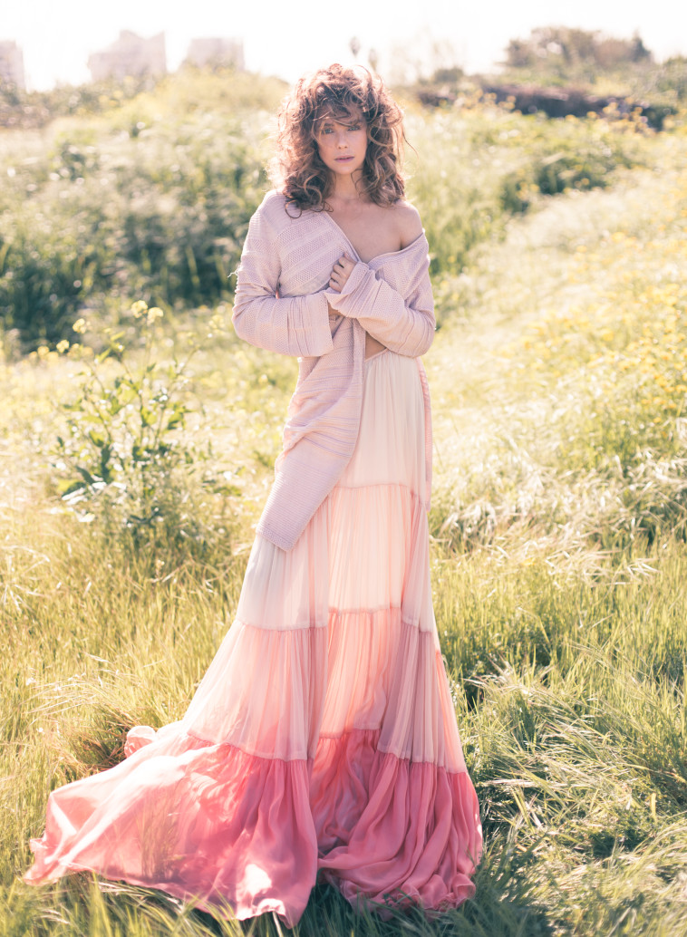 טל טלמון. סטיילינג: גילי אלגבי. חצאית: לימור רוזן עליונית: מיסוני לאמור  צלם : דניאל אלסטר 