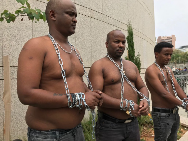 מפגינים מחוץ לפגישה עם תושבי דרום ת&quot;א. צילום: אבשלום ששוני