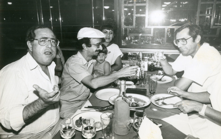 טוביה צפיר שחקן עם דובי גל, אסנת וישינסקי, מוטי קירשנבאום צילום ראובן קסטרו 