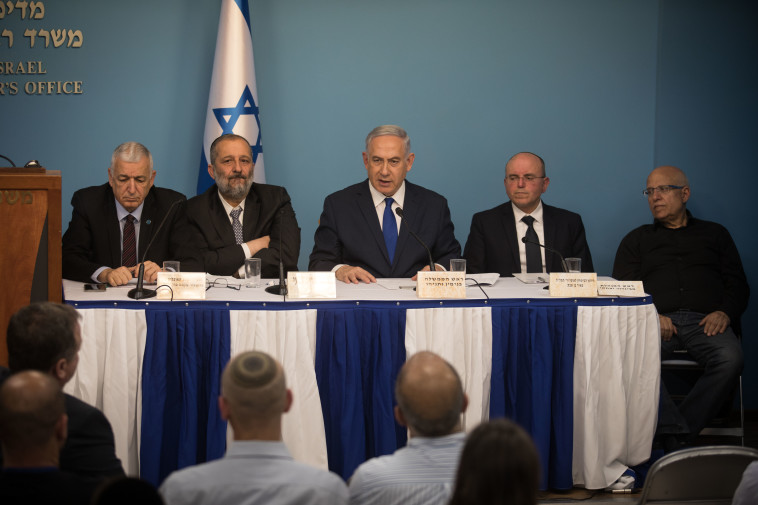 תמיד יחפש אשמים. נתניהו מציג את הסכם המסתננים. צילום: הדס פרוש, פלאש 90 