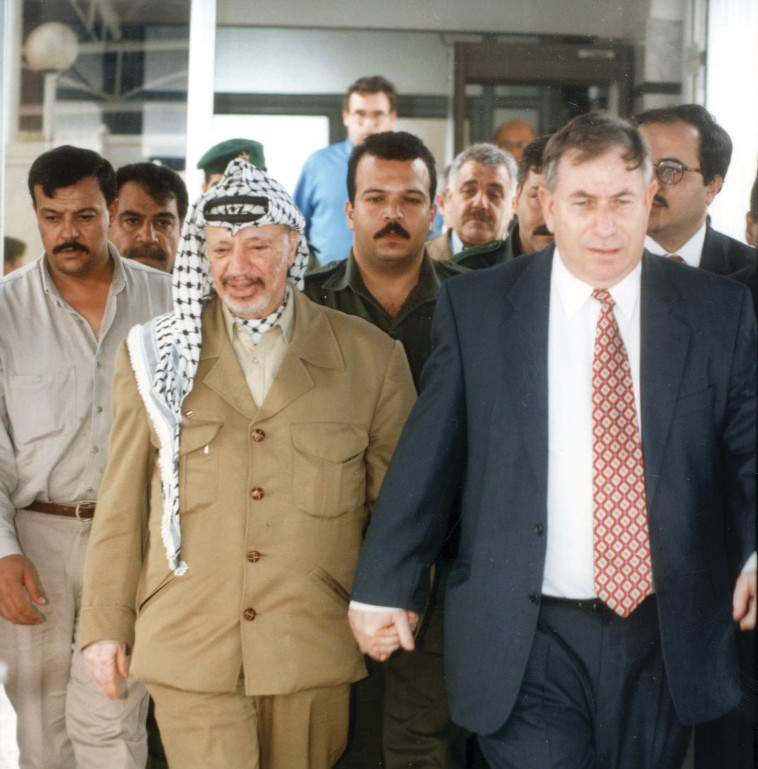 &quot;טיפוס מוזר, ממש פולקלור&quot;. אורן שחור עם יאסר ערפאת. צילום: גדי קבלו