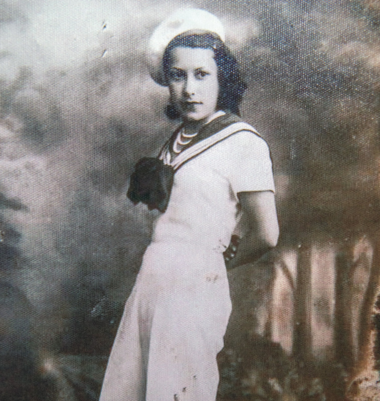 חייל מנסה לתלוש אותה מבנה. היא נאחזת ביד הילד, והגרמני מוותר. אירנה, אמו של יורק. צילום רפרודוקציה: יוסי אלוני