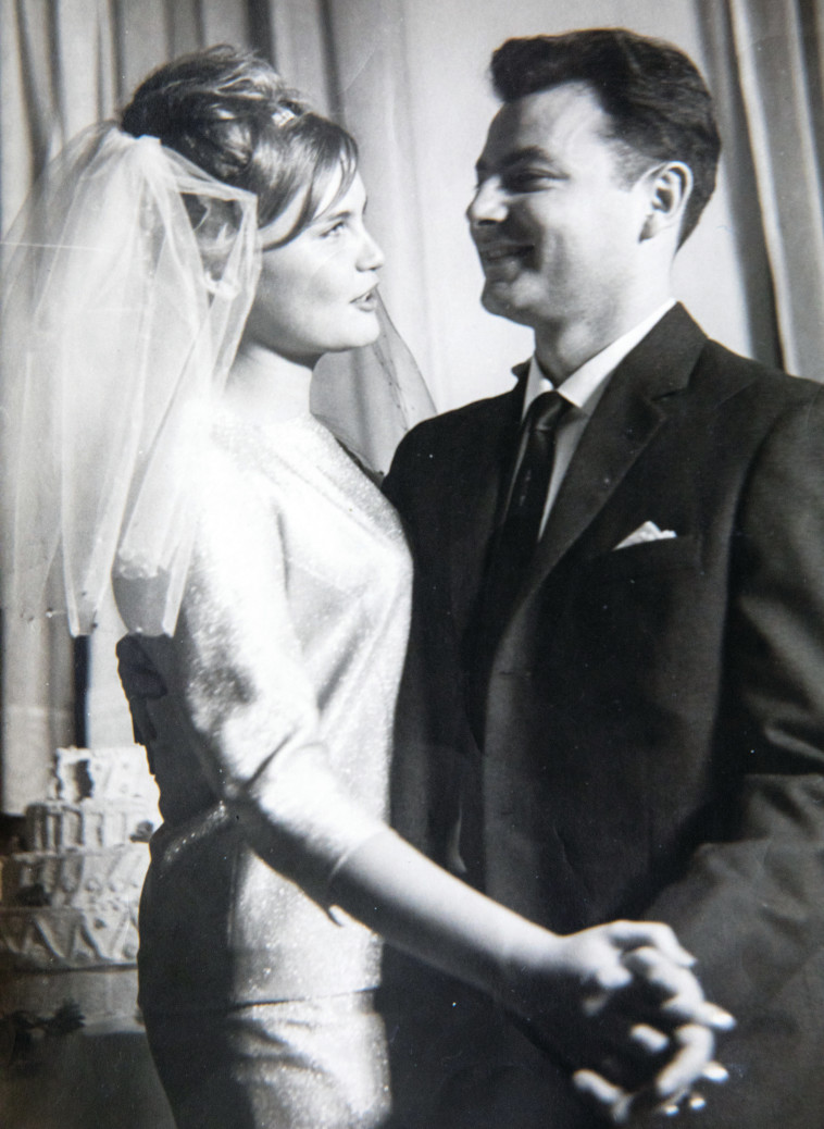 עם אשתו אלה ביום הנישואין. צילום רפרודוקציה: יוסי אלוני