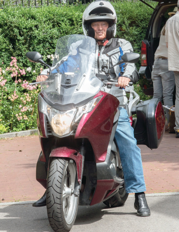 על האופנוע. צילום: יוסי אלוני