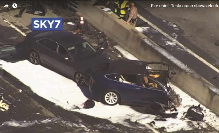 מכונית הטסלה לאחר התאונה. הטייס אוטומטי, גם ההתרסקות צילום מסך יוטיוב