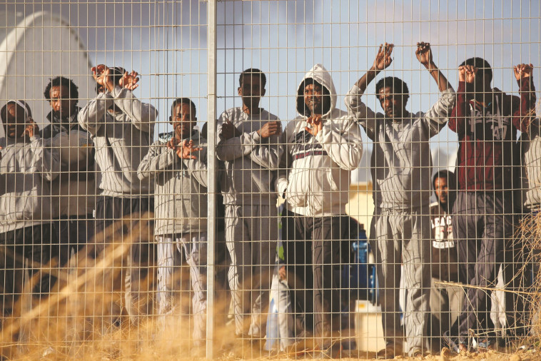 מסתננים במתקן חולות. צילום: פלאש 90