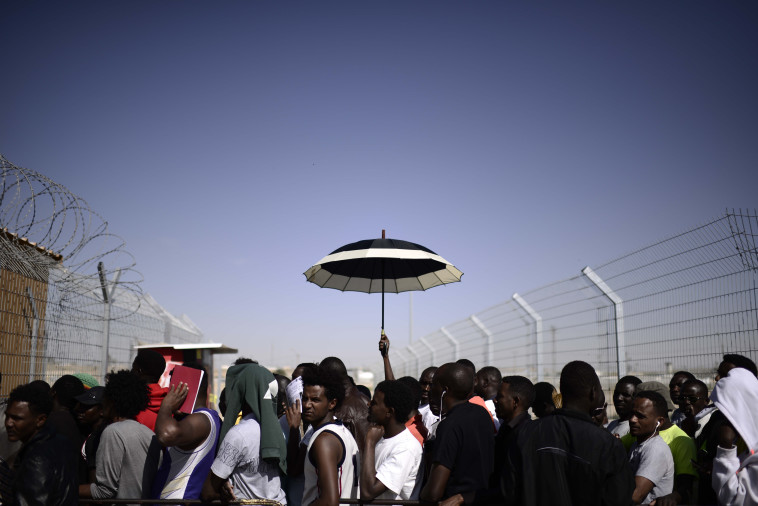 מסתננים במתקן חולות. צילום: פלאש 90