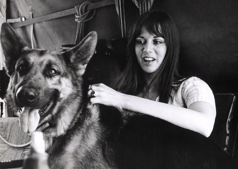 צילום: יח&quot;צ, מתוך הסרט עזית הכלבה הצנחנית 