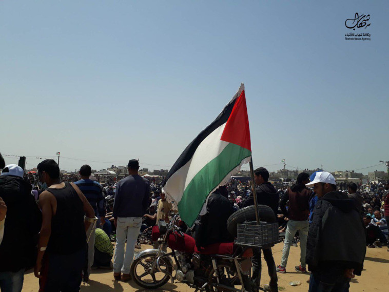 מפגינים פלסטינים ב&quot;צעדת השיבה&quot;