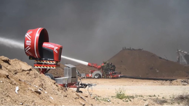 תחכום והפקת לקחים. תותח מים ומאוורר לטיפול בצמיגים בוערים. צילום: דובר צה&quot;ל