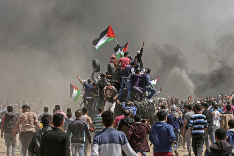 יעמדו מול שלוש חטיבות נוספות. מפגינים בצעדת השיבה, צילום: AFP