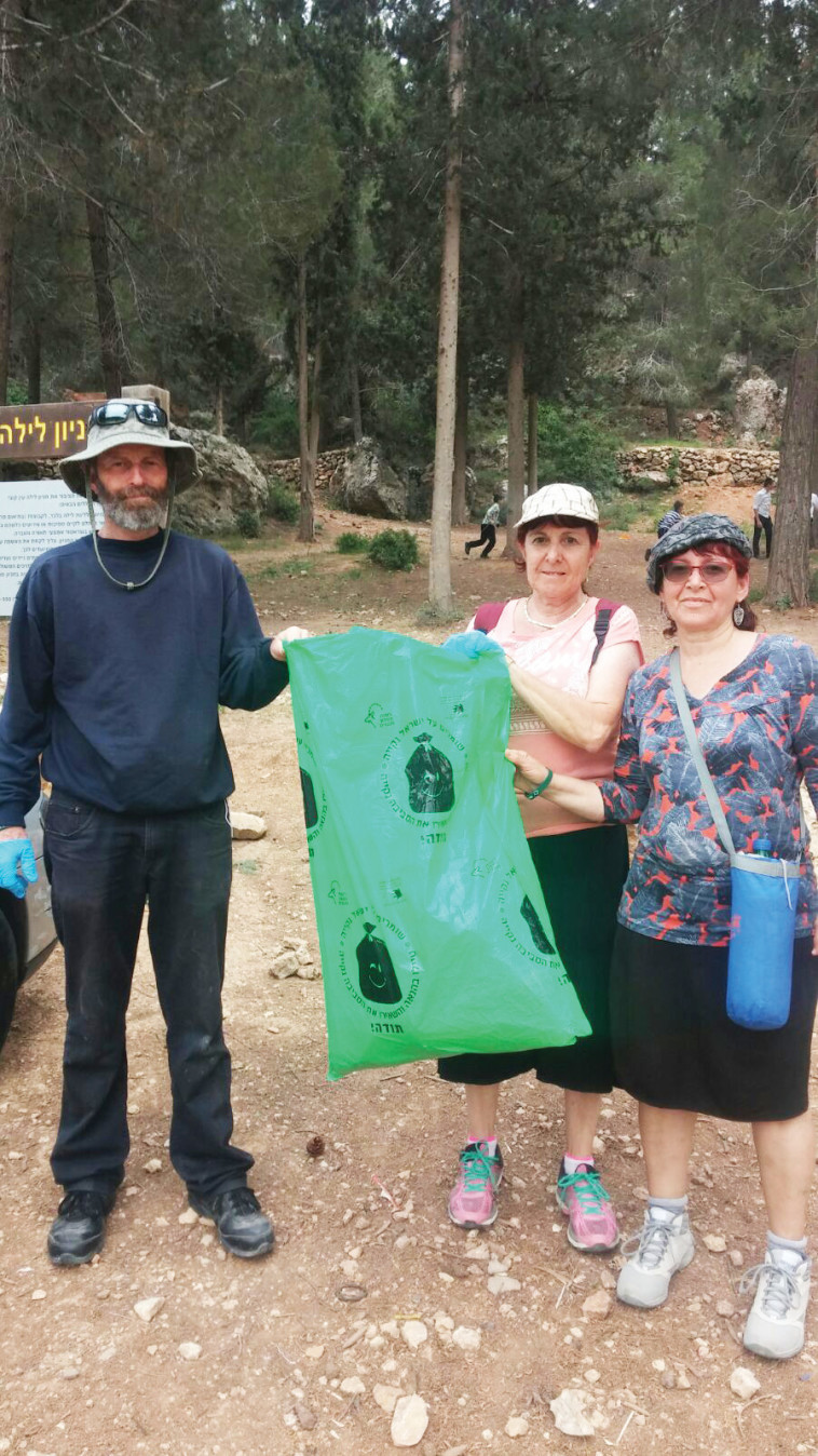 משפחה מנקה קטע משביל ישראל בנחל רפאים. צילום: רשות הטבע והגנים