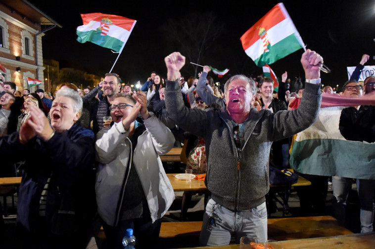 תומכי מפלגתו של ויקטור אורבן. צילום: AFP