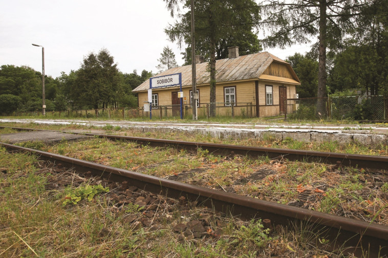 פסי הרכבת בכניסה לסוביבור. צילום:  מרק ישראל סלם 
