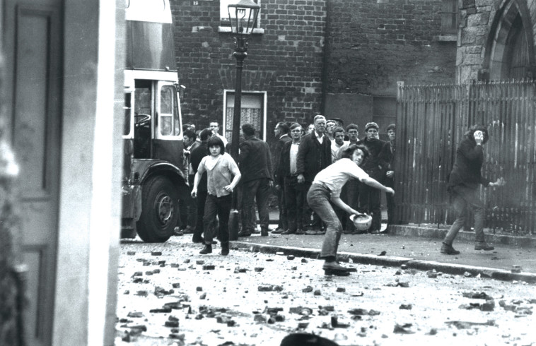 &quot;זו הייתה תקופה טרגית ואסור לשכוח אותה, אבל צריך להתקדם&quot;. עימותים בבלפסט, 1970  צילום: Malcolm Stroud GettyImages/
