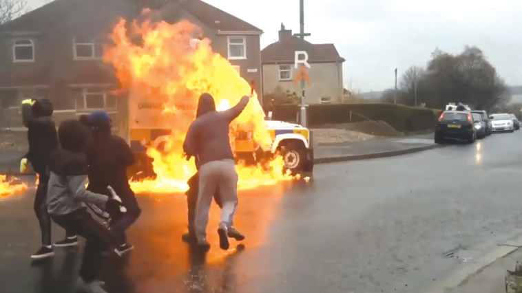 &quot;השתקפות מדכאת של העבר שלנו והצצה אפשרית לעבר העתיד שלנו&quot;. העימותים האלימים בעיר דרי, בשבוע שעבר