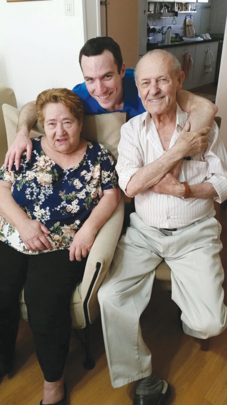 שלמה ז&quot;ל ופולה עם אורי. צילום: צביה דיקמן