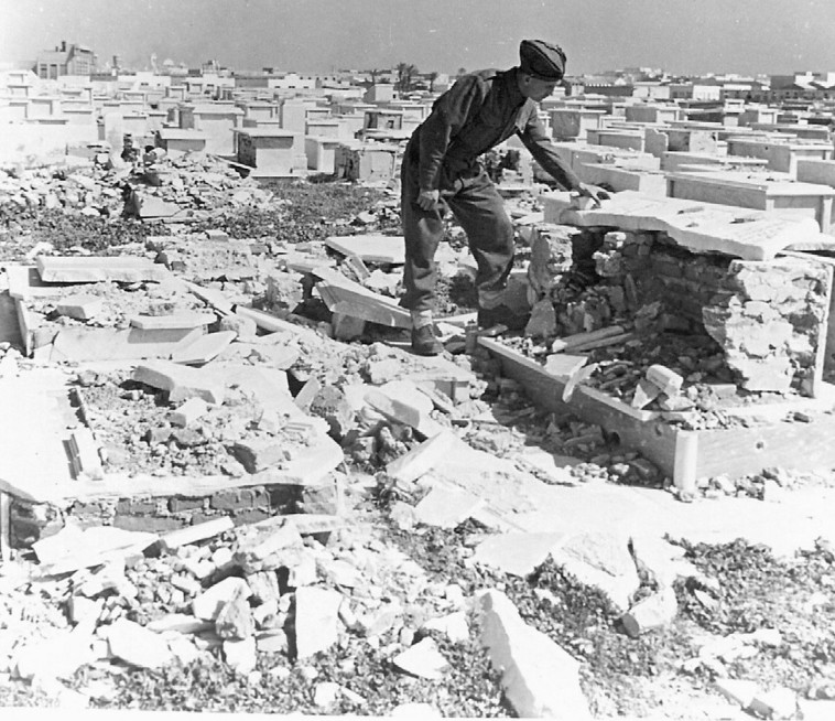 קברים מנותצים בבית קברות בטריפולי ששימשו לבניית ביצורים. צילום:  ארגון יהודים יוצאי לוב 