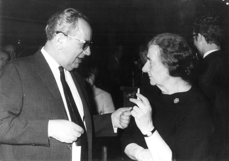 הכינה לו תה. דיסנצ'יק עם גולדה מאיר. צילום: אפרים ארדה הכינה לו תה. דיסנצ'יק עם גולדה מאיר. צילום: אפרים ארדה