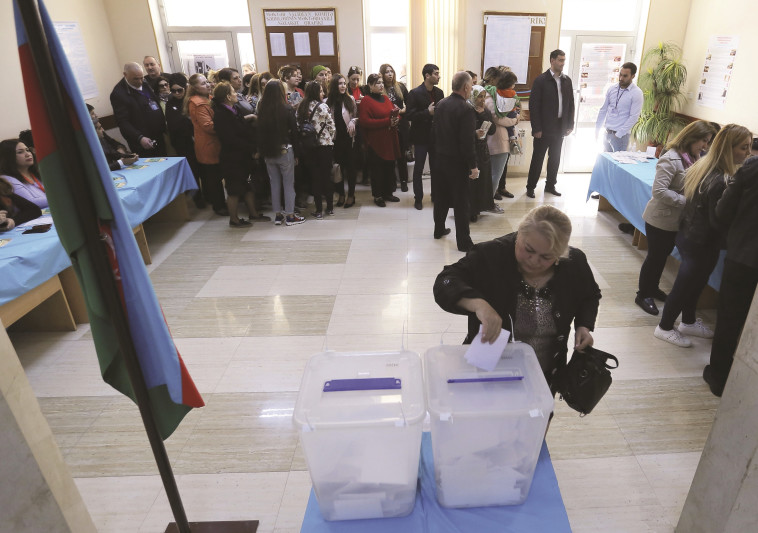 &quot;מחפשים אותנו&quot;. הבחירות באזרבייג'ן, ברביעי האחרון. צילום: רויטרס