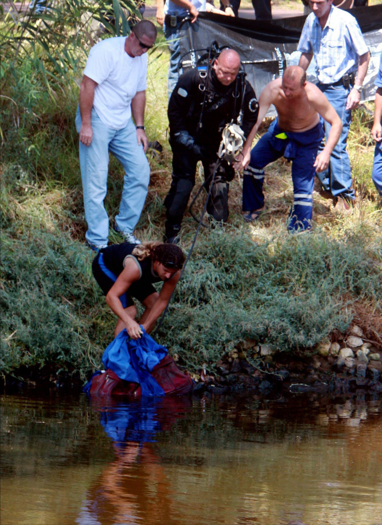 איתור המזוודה בה נמצאה גופתה של רוז בירקון. צילום: יוסי אלוני 