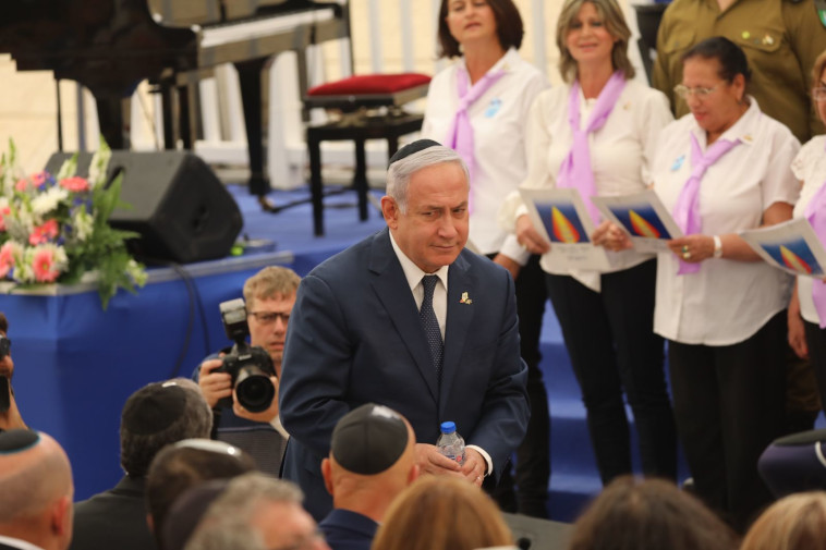 נתניהו ביד לבנים. צילום: יונתן זינדל