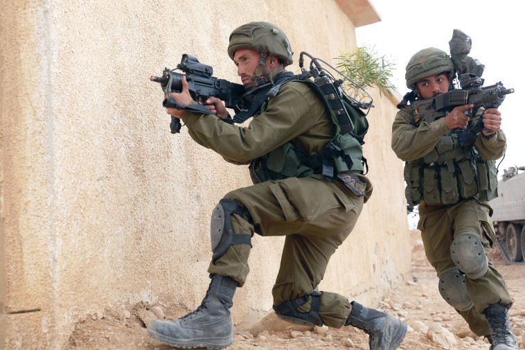 "אתה חייב להיות מקצועי". מתכוננים לסבב הבא. צילום: אריאל בשור "אתה חייב להיות מקצועי". מתכוננים לסבב הבא. צילום: אריאל בשור