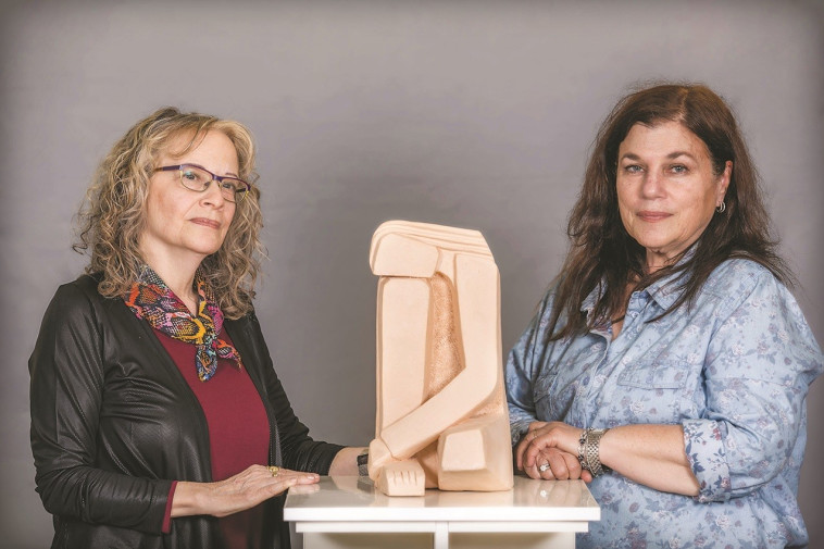 אסתי טל עם האומנית מירי קריב. &quot;פסל שמשקף את הישראליות שבעמרי&quot;. צילום: אלי דסה