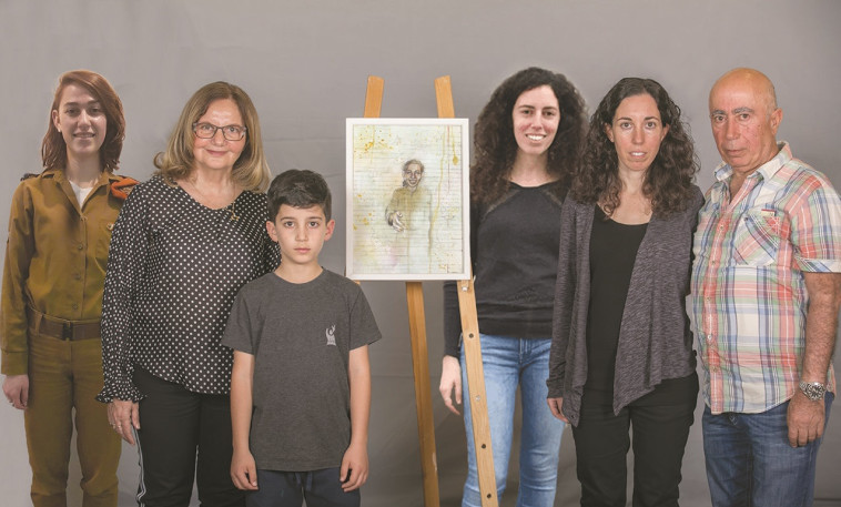 משפחת לוי עם החיילת־אומנית אלמוג גולן. &quot;כל הנצחה מאירה את אחותי באור נוסף&quot;. צילום: אלי דסה