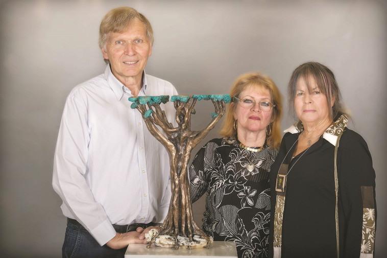 ורדה ואבי פומרנץ עם האומנית כרמי אלדמע. &quot;דרושים לא רק יצירתיות וכישרון אלא גם אומץ רב&quot; צילומים: אלי דסה. צילום: אלי דסה