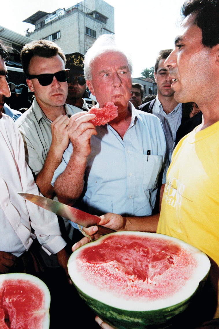 יצחק רבין בסיור בשוק בירושלים. צילום: אלי דסה