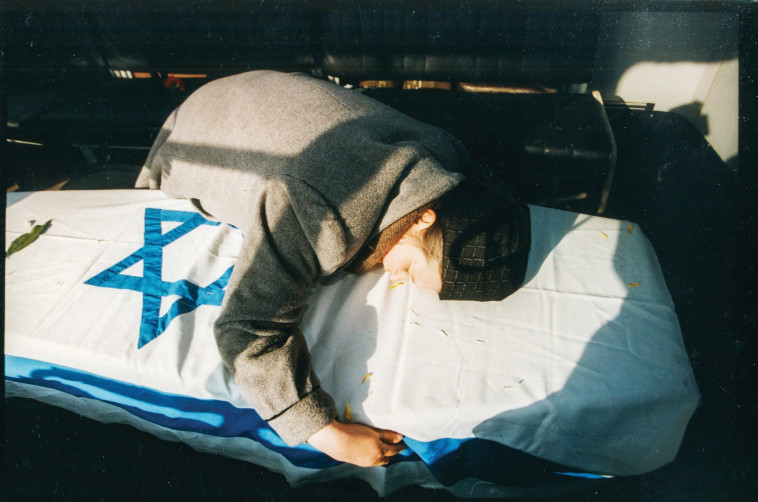 מבקש סליחה מהאמא. הרגע המצמרר בו האם נפרדת מניקולאי. צילום: יוסי אלוני