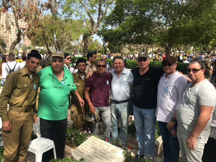 לוחמי גדוד 74 במלחמת יום כיפור בבית הקברות בחיפה 