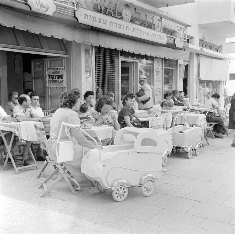 תל אביב הפכה למרכז ברנז'אי וקולינרי. "קפה רוול", 1948. צילום: Poll, Willem van de CC BY-SA תל אביב הפכה למרכז ברנז'אי וקולינרי. "קפה רוול", 1948. צילום: Poll, Willem van de CC BY-SA