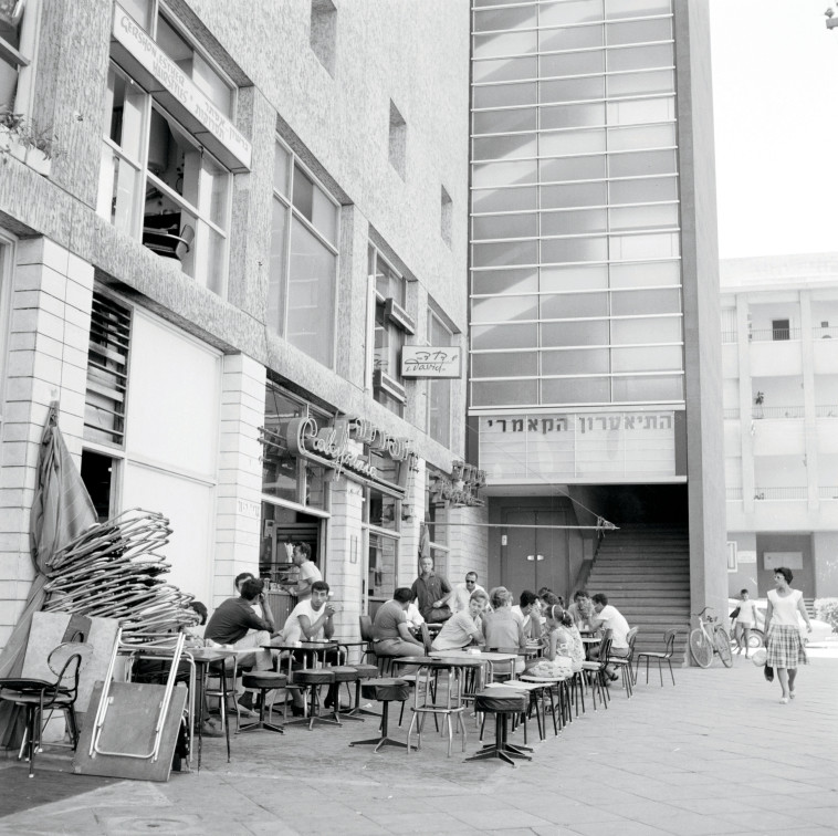 קפה קליפורניה 1964. צילום: וילם ון דה פול קפה קליפורניה 1964. צילום: וילם ון דה פול