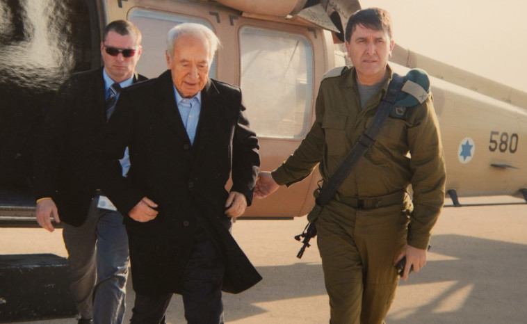 "מותג על בינלאומי". תא"ל חסון עם הנשיא פרס. צילום רפרודוקציה: מאיר וקנין, סוכנות ג'יני "מותג על בינלאומי". תא"ל חסון עם הנשיא פרס. צילום רפרודוקציה: מאיר וקנין, סוכנות ג'יני