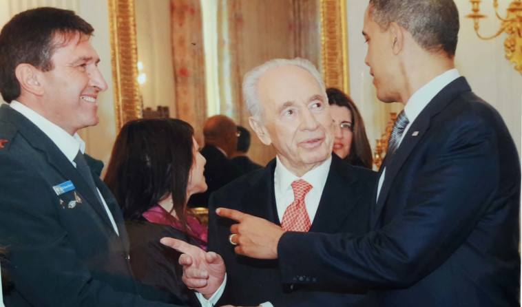 &quot;מוסד הנשיאות הפך למשהו פרקטי&quot;. חסון עם פרס ואובמה. צילום רפרודוקציה: מאיר וקנין, סוכנות ג'יני