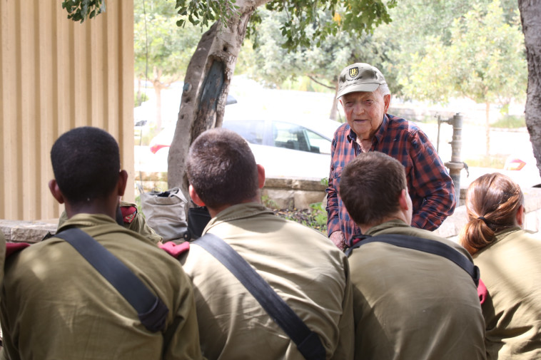 &quot;תכירו, זה הסבא שלי&quot;, יצחק ארד עם חיילי מגלן, צילום: אלוני מור