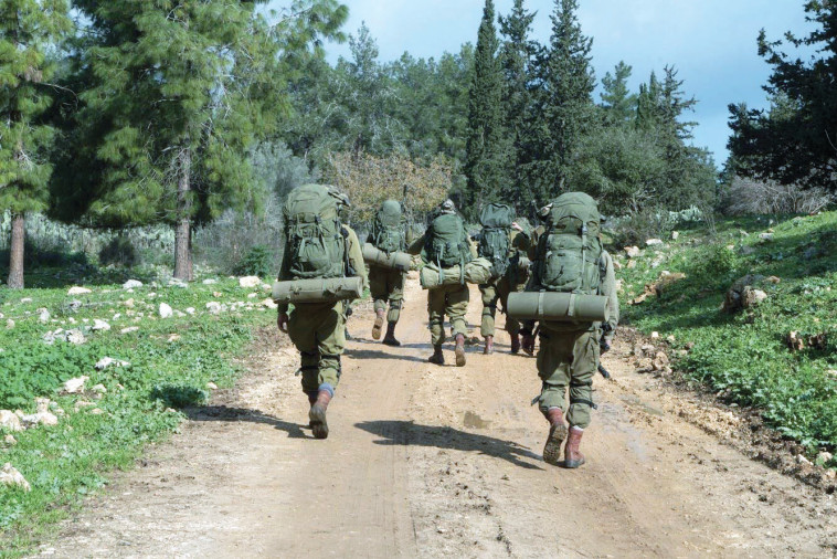 &quot;מלמדת את החבר'ה לנשום את השטח&quot;. לוחמי מגלן מנווטים, צילום: דובר צה&quot;ל