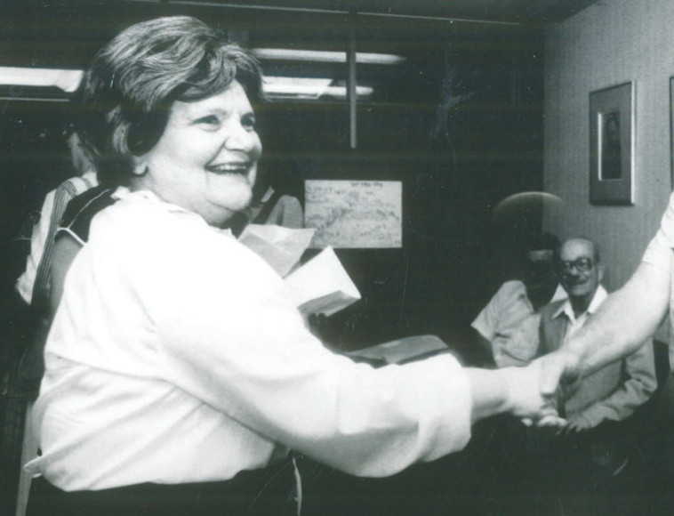 המשוררת זלדה. צלם : אברהם ורד, &quot;במחנה&quot; 