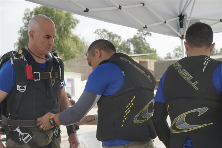 ההכנות לצניחה. צילום: דובר צה&quot;ל