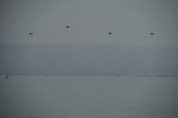 הצניחה כחלק ממטס יום העצמאות. צילום: דובר צה&quot;ל