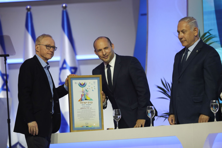 דויד גרוסמן מקבל את הפרס. צילום: הדס פרוש, פלאש 90 