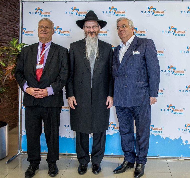מימין לשמאל: אהרון פרנקל נשיא לימוד FSU. ברל לאזאר הרב הראשי לרוסיה, חיים צ׳סלר, מייסד לימוד FSU. בהופעתם בפני  2000 משתתפי כינוס לימוד  שהתקיים בסוף השבוע במוסקבה. קרדיט: אלי איטקין 