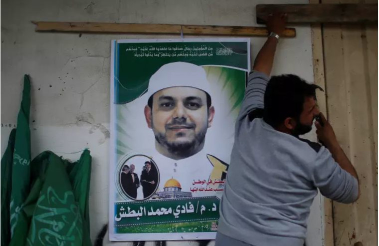 מודעת אבל שנתלתה עם תמונתו. צילום: רויטרס