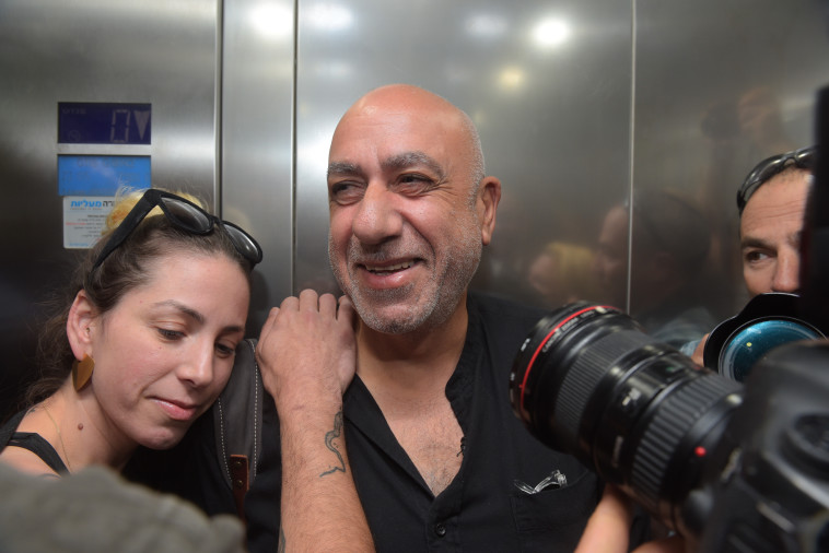 שחם עם בני משפחתו מחוץ לבית המשפט. צילום: אבשלום ששוני