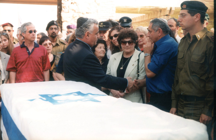 יהודה דובדבני בהלווית אביו. צילום: פלאש 90, משה מילנר, לע"מ יהודה דובדבני בהלווית אביו. צילום: פלאש 90, משה מילנר, לע"מ