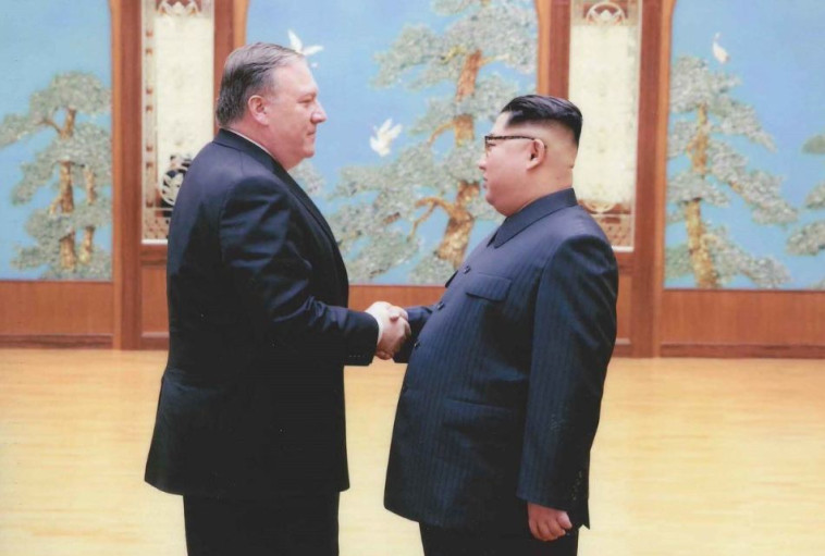 פומפאו עם קים. צילום: הבית הלבן פומפאו עם קים. צילום: הבית הלבן