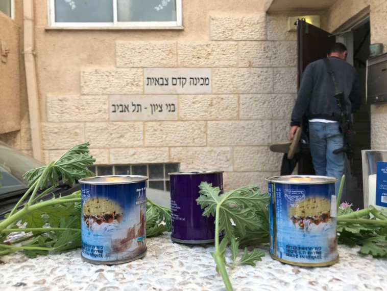 נרות זיכרון בכניסה למכינה. צילום: אבשלום ששוני